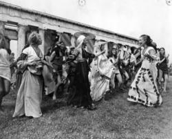 Jenny Karezi as Lysistrata is at the head of the women's revolt, with Maria Marmarinou and Anna Mantzourani as the prime movers