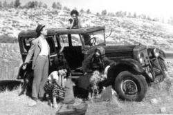 Mimis Fotopoulos taking Smaroula Giouli and Elsa Lambropoulou (Rizou)  for a ride in his rundown car, in Giorgos Tzavellas' comedy The driver